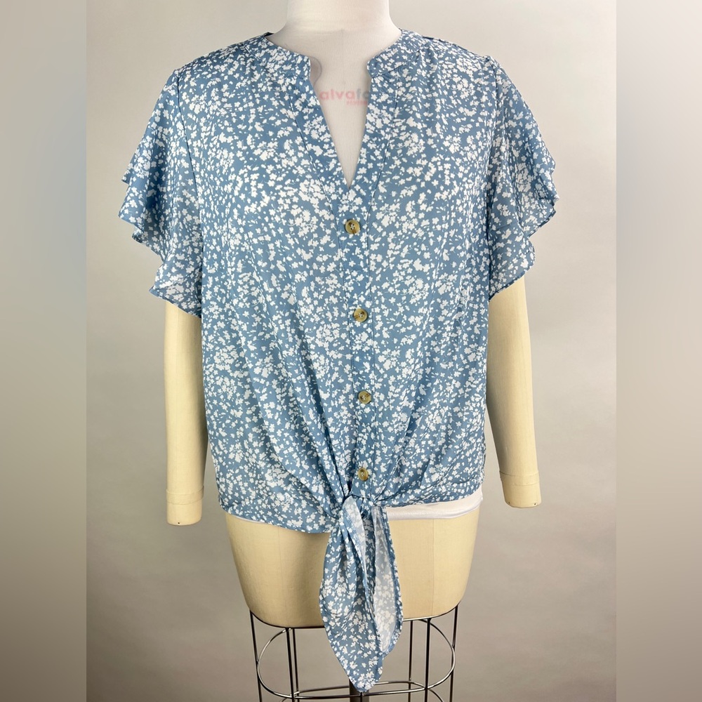 💚 2724. Blue and White Floral Tie Front Blouse